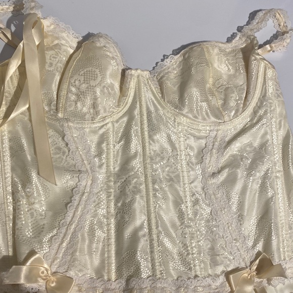 Shirley of Hollywood Bustier Corset with garter clips and matching panties - Picture 1 of 6